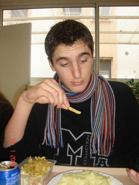toujours a la cantine mais le midi