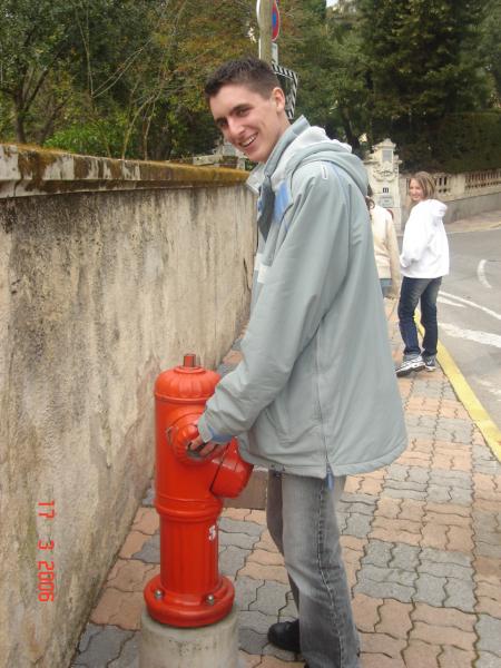 tibo et sa borne a incendie