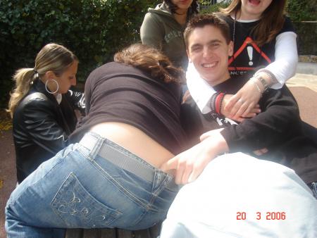 tibo c'est quoi ce doigt dans les fesses de jess ???